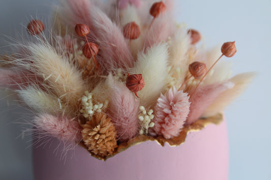 Paasei met droogbloemen roze
