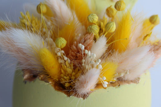 Paasei met droogbloemen geel