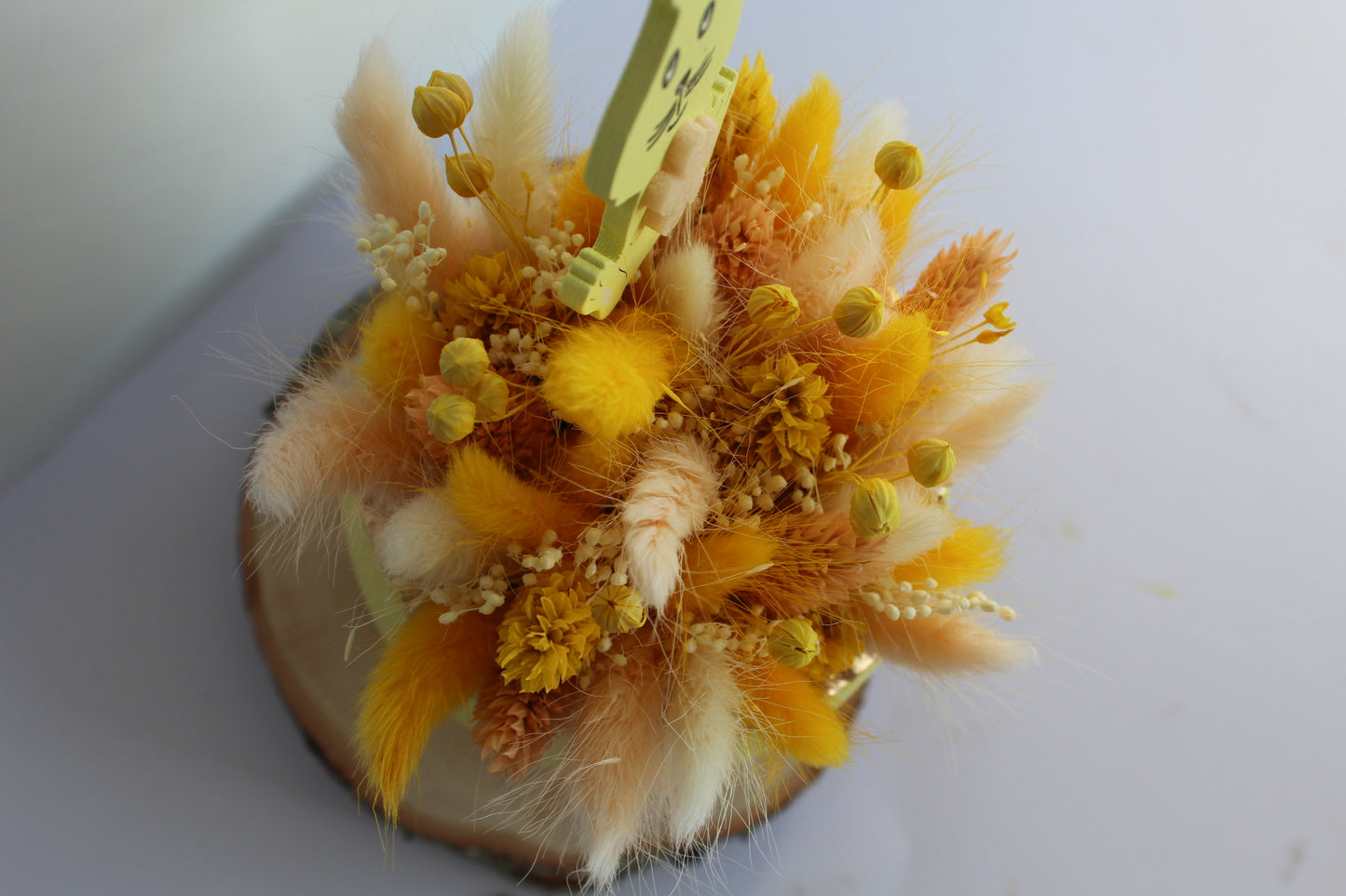 Paasei met droogbloemen geel