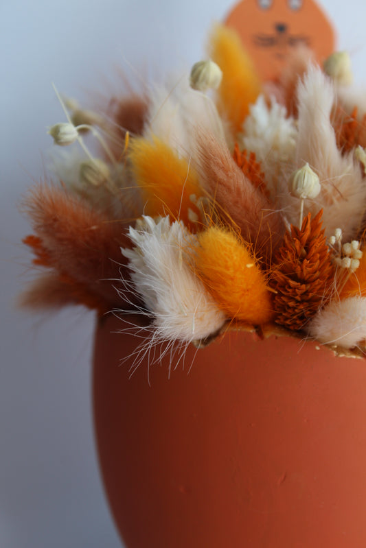 Paasei met droogbloemen oranje