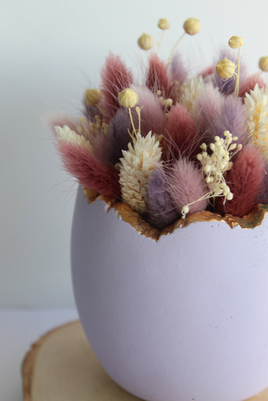 Paasei met droogbloemen paars