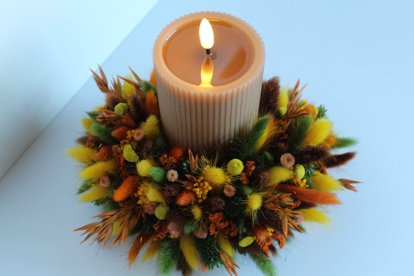 Kaars in bloemstuk