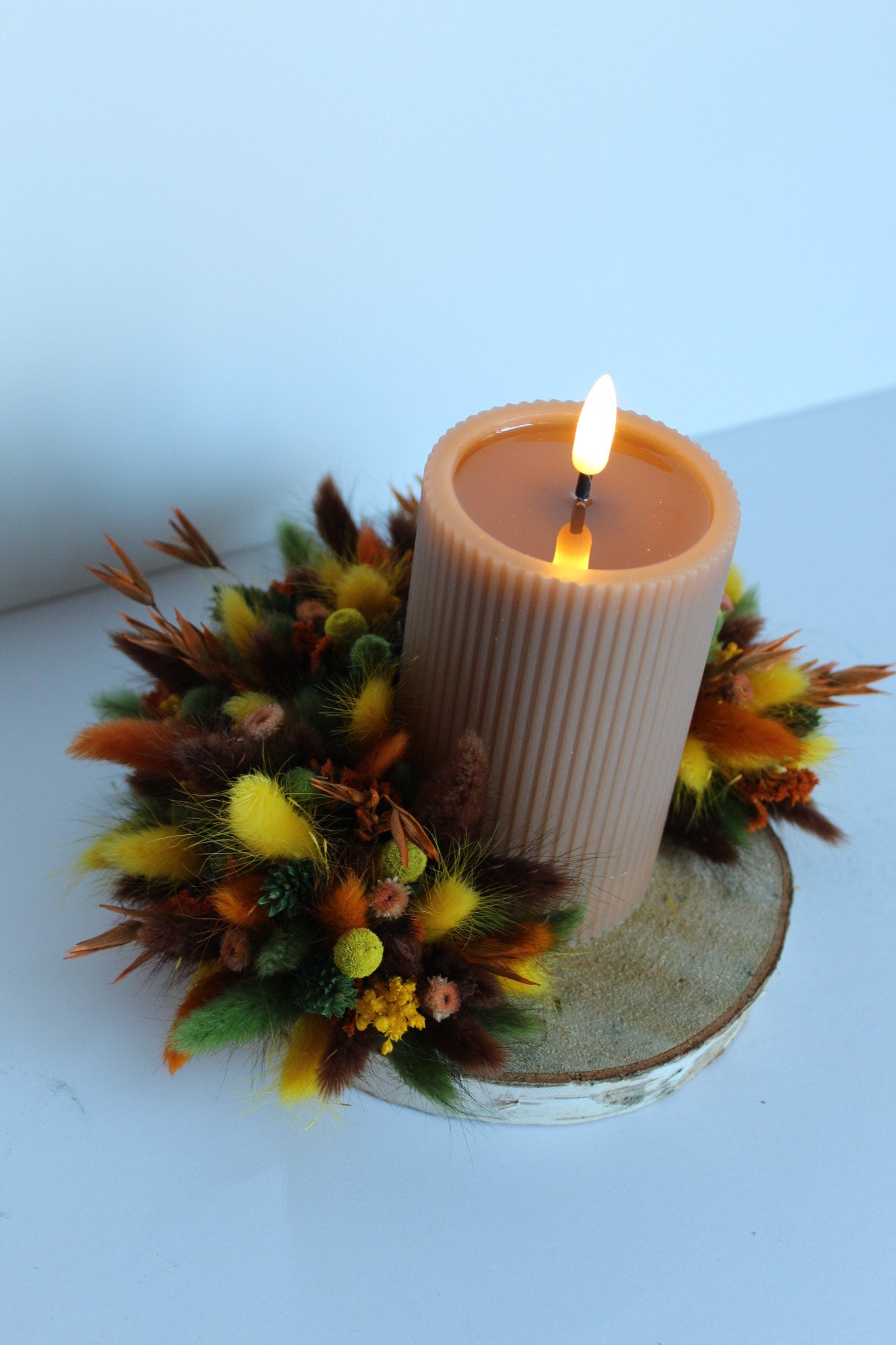 Kaars in bloemstuk