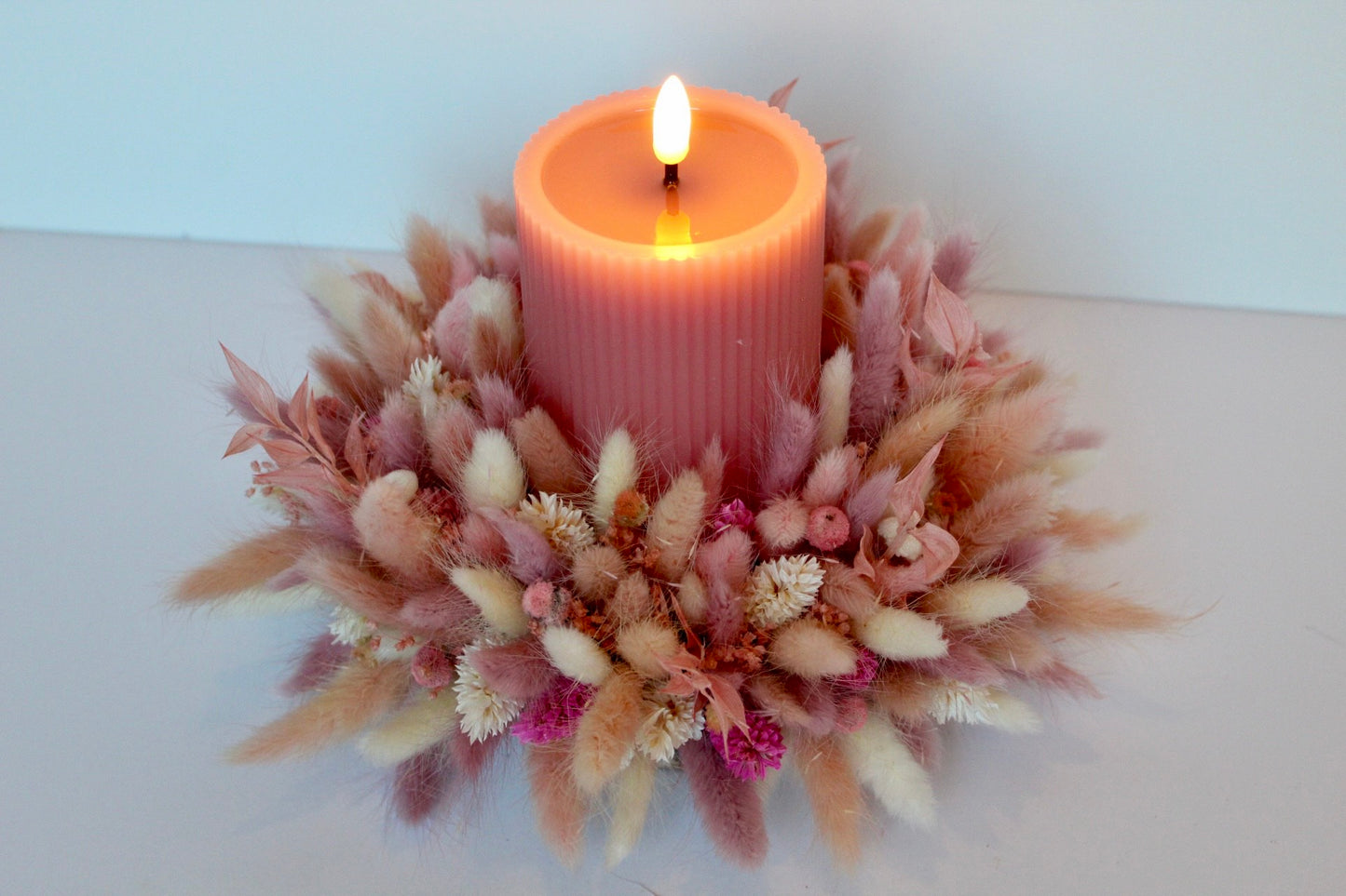 Kaars in bloemstuk