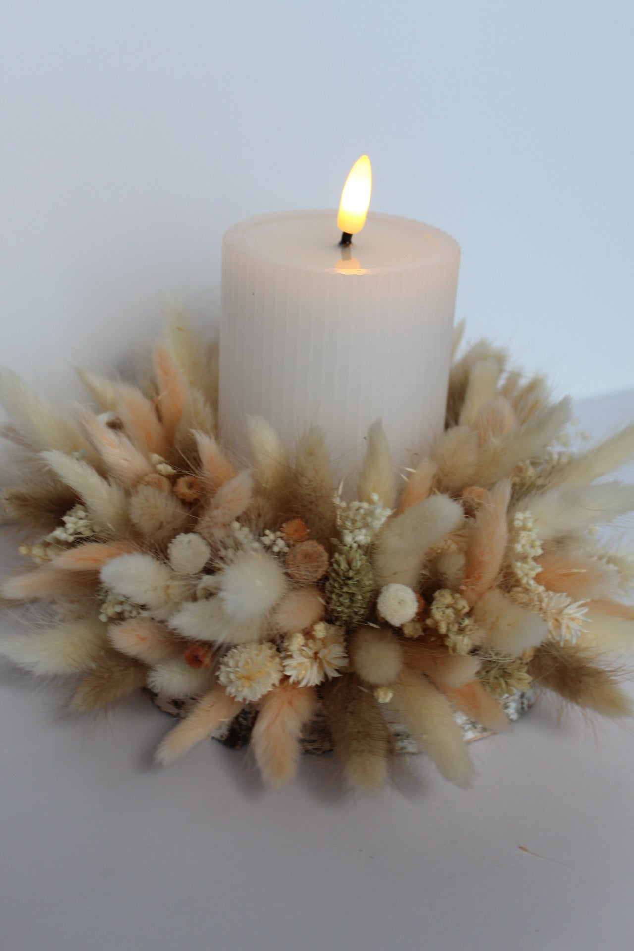 Kaars in bloemstuk