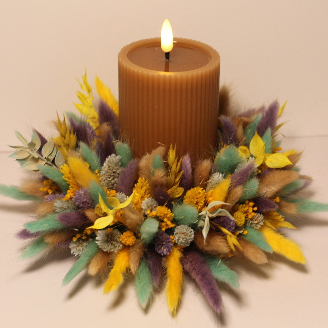 Kaars in bloemstuk