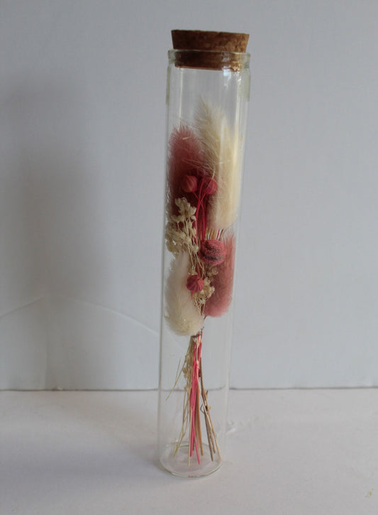 Glazen tube met droogbloemen