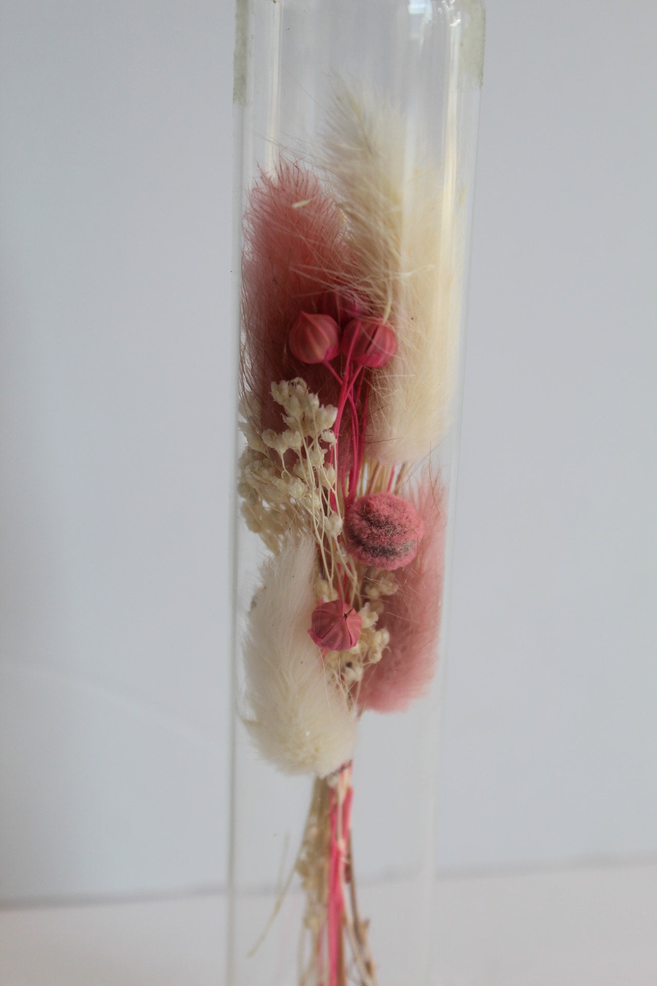 Glazen tube met droogbloemen