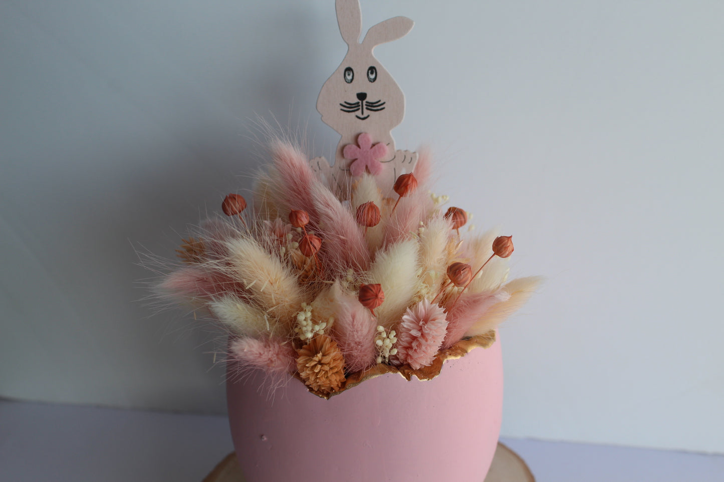 Paasei met droogbloemen roze