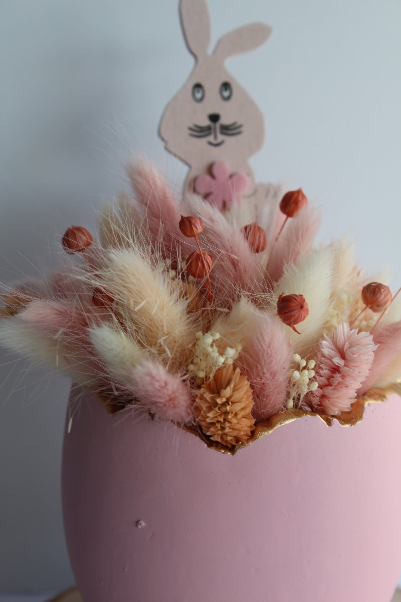 Paasei met droogbloemen roze