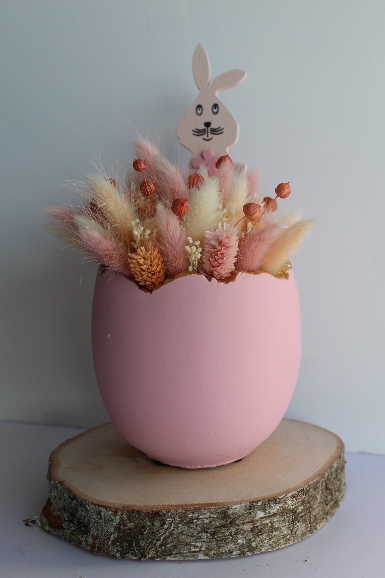Paasei met droogbloemen roze