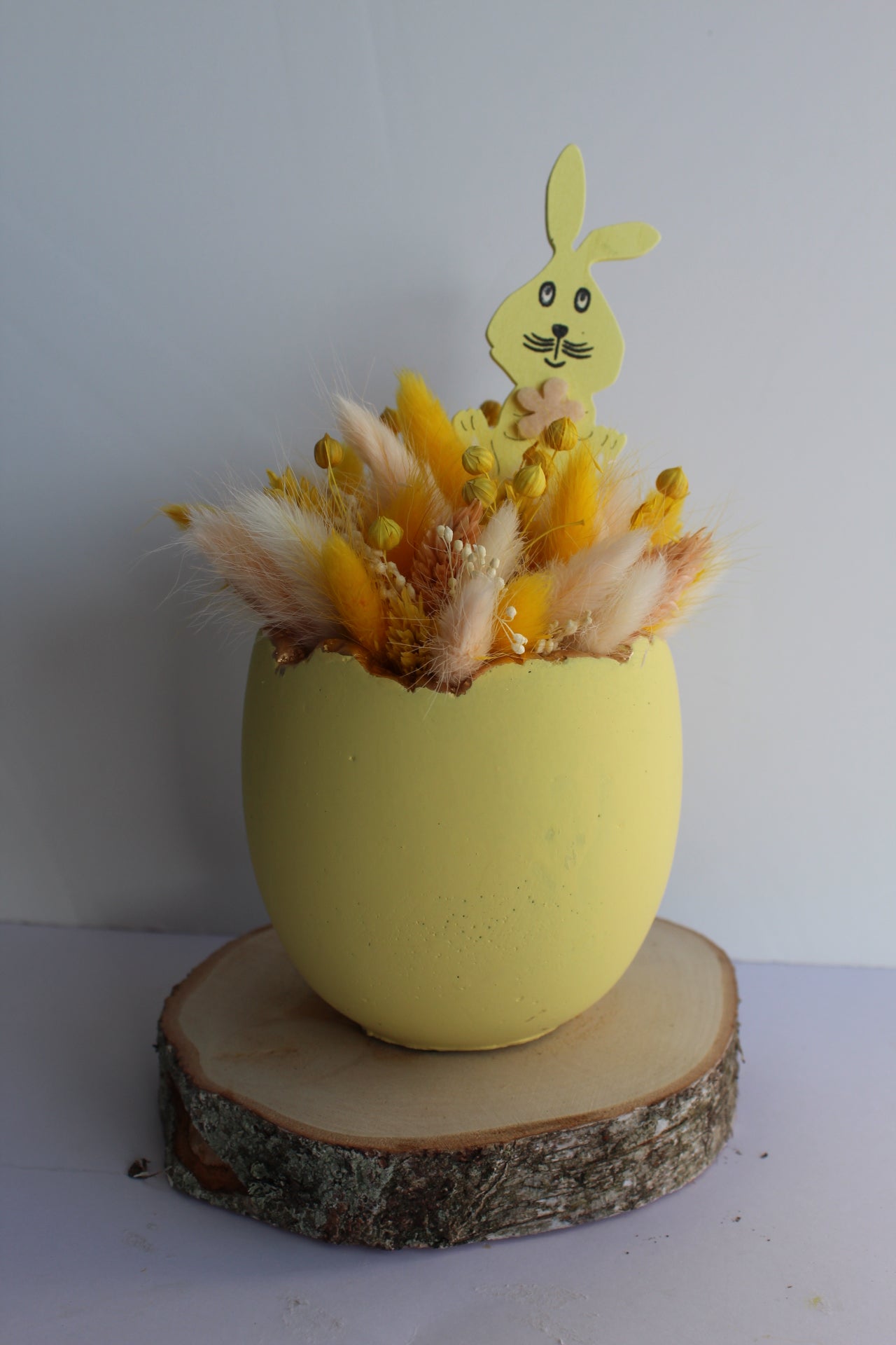Paasei met droogbloemen geel