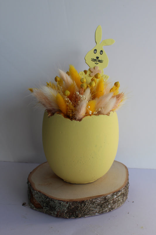 Paasei met droogbloemen geel