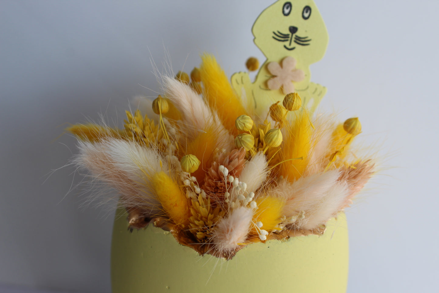 Paasei met droogbloemen geel