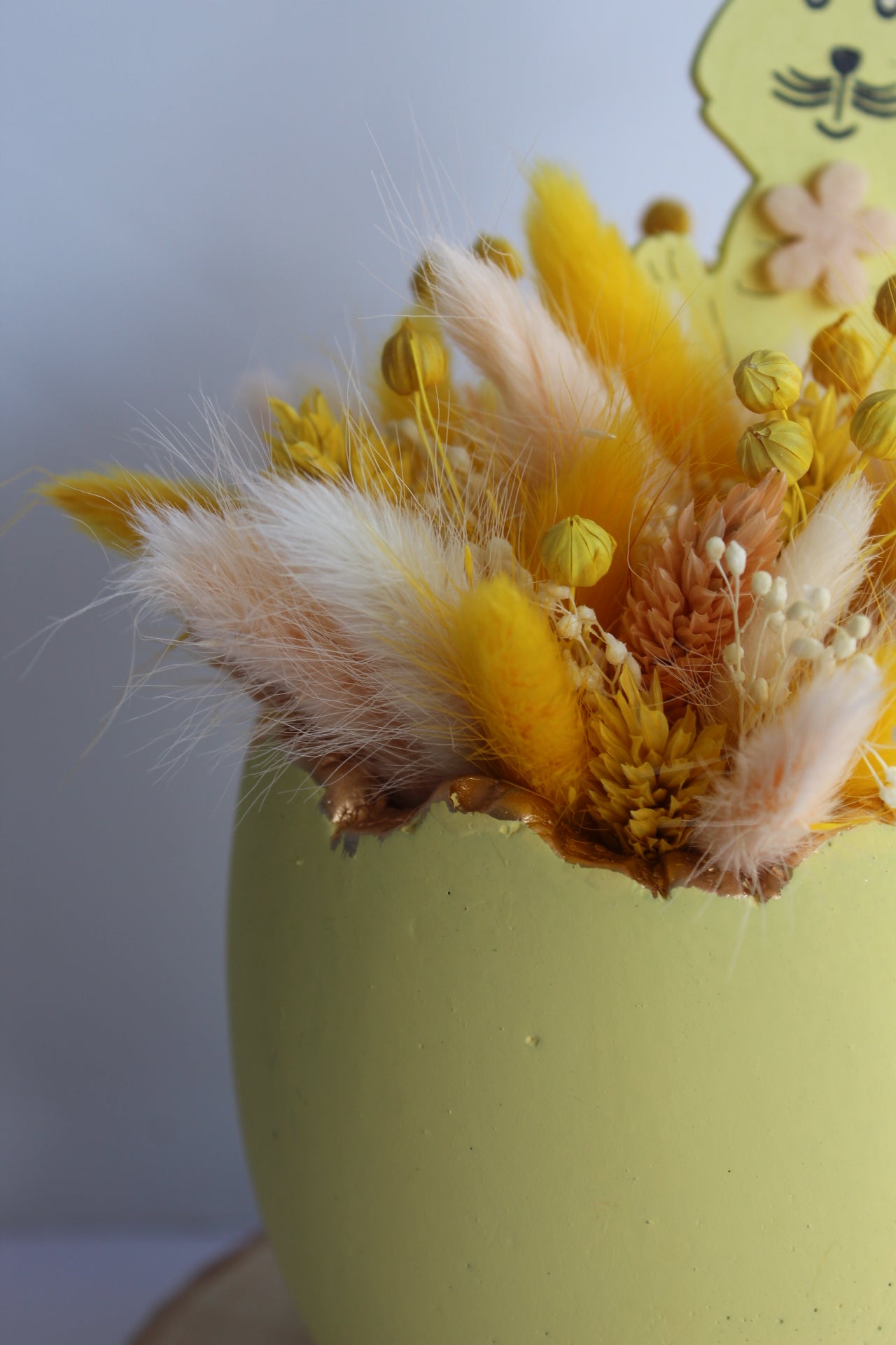 Paasei met droogbloemen geel
