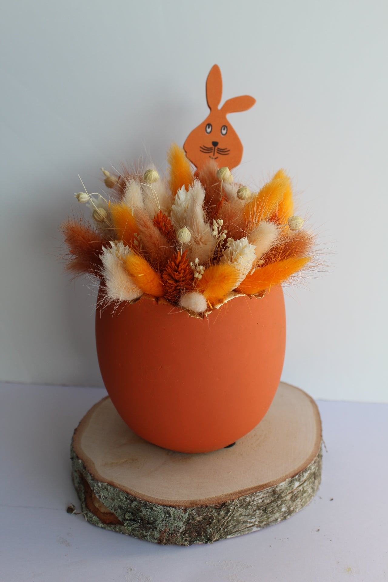 Paasei met droogbloemen oranje