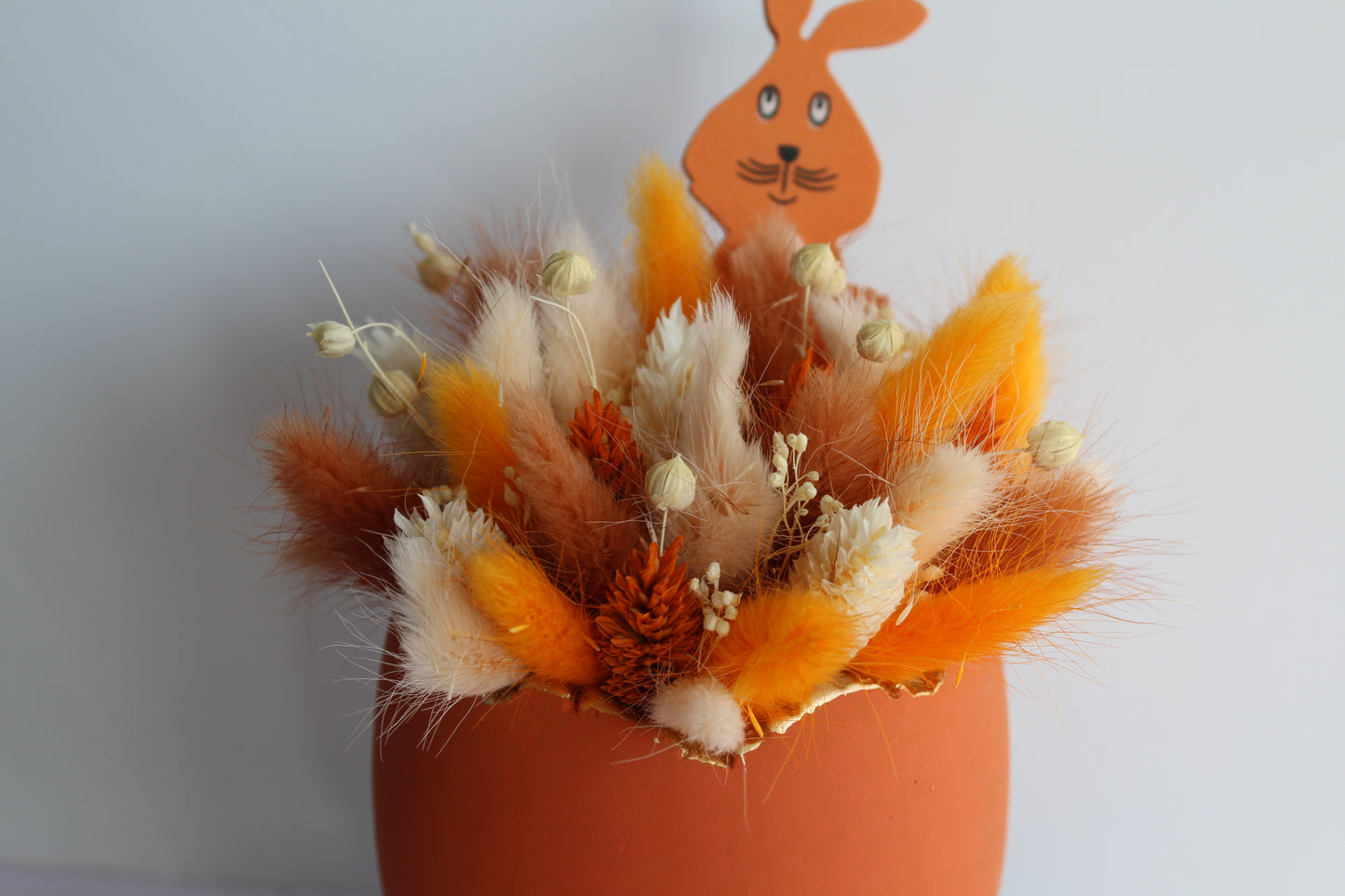Paasei met droogbloemen oranje