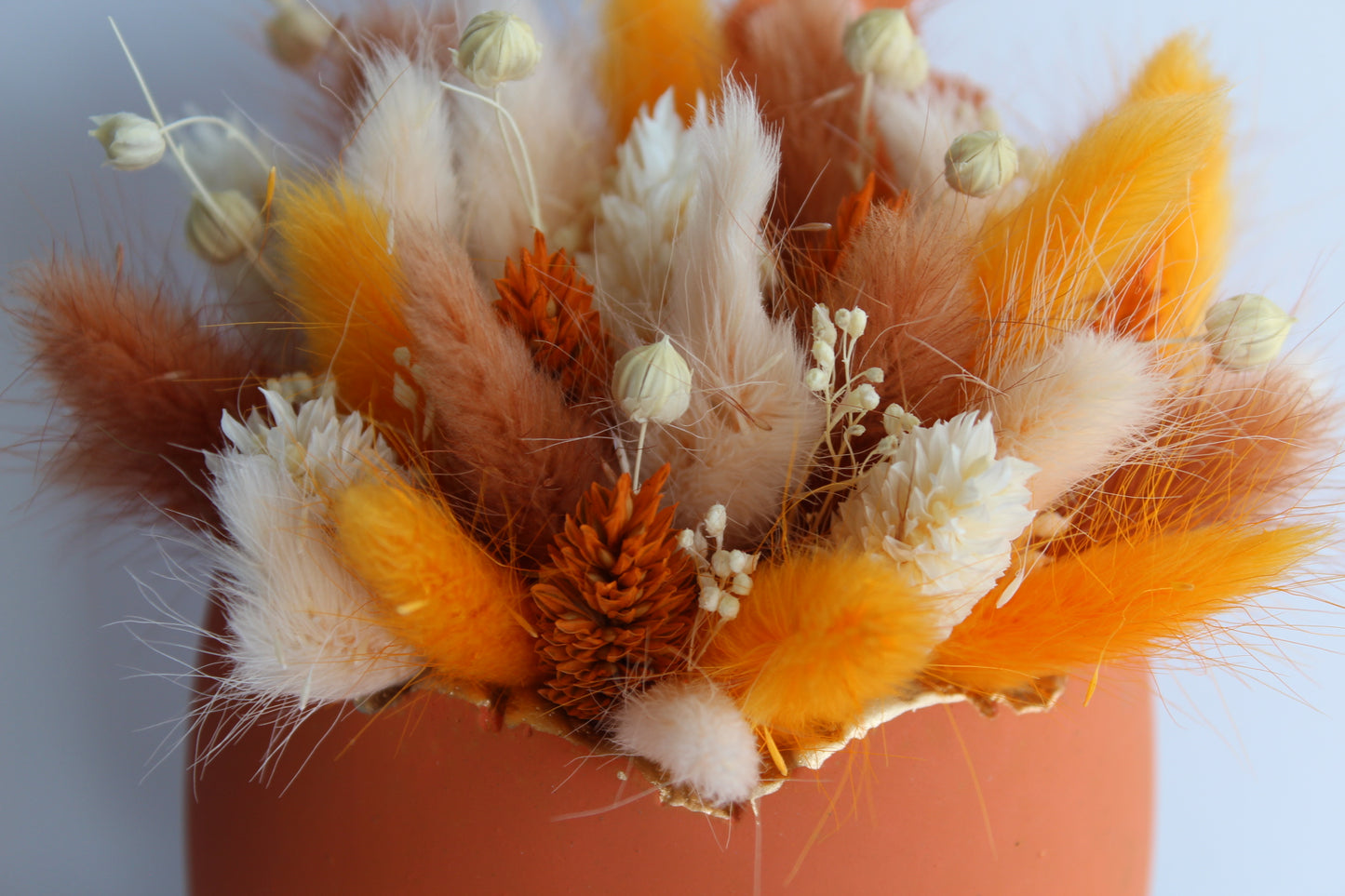 Paasei met droogbloemen oranje