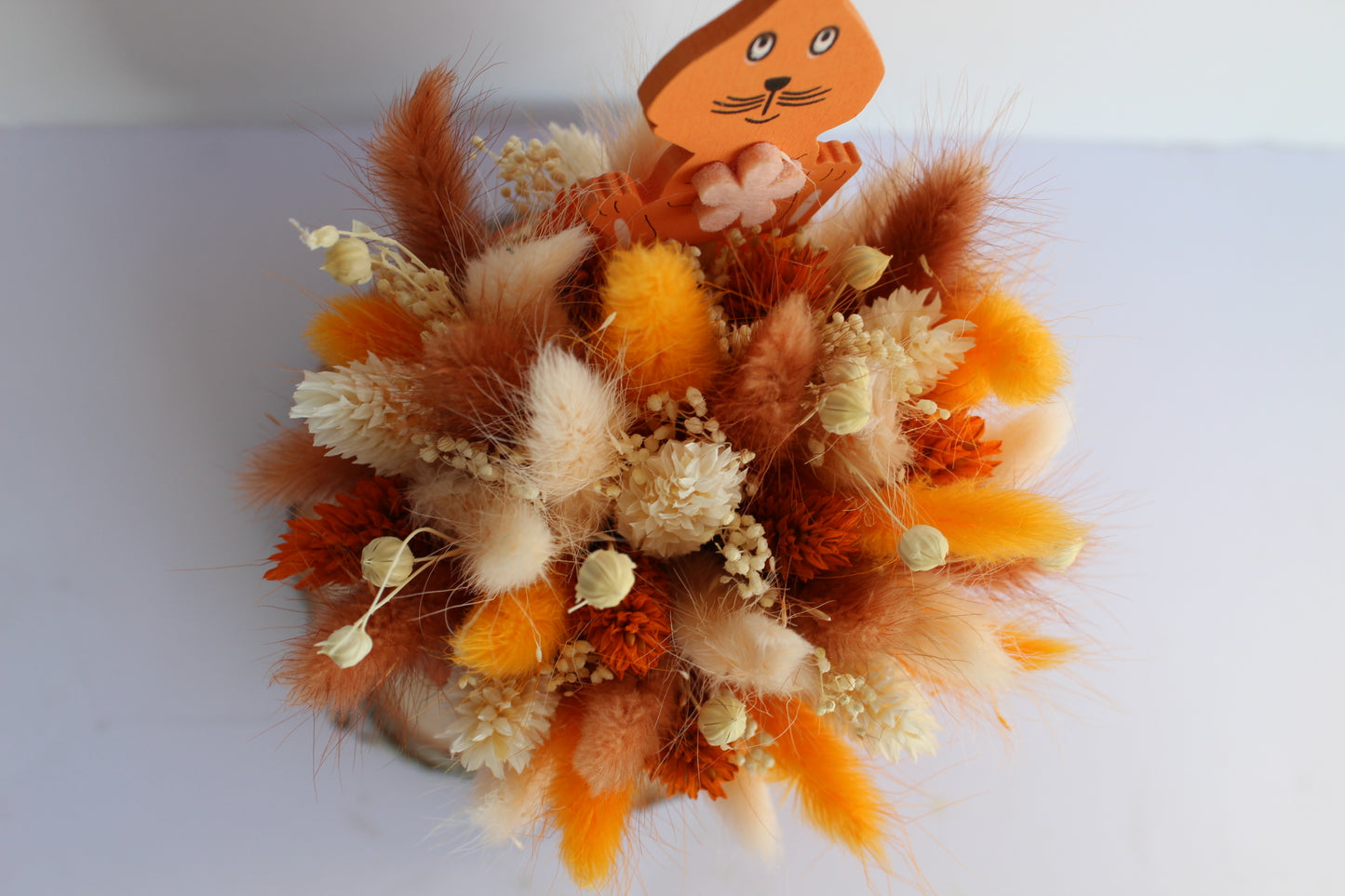 Paasei met droogbloemen oranje