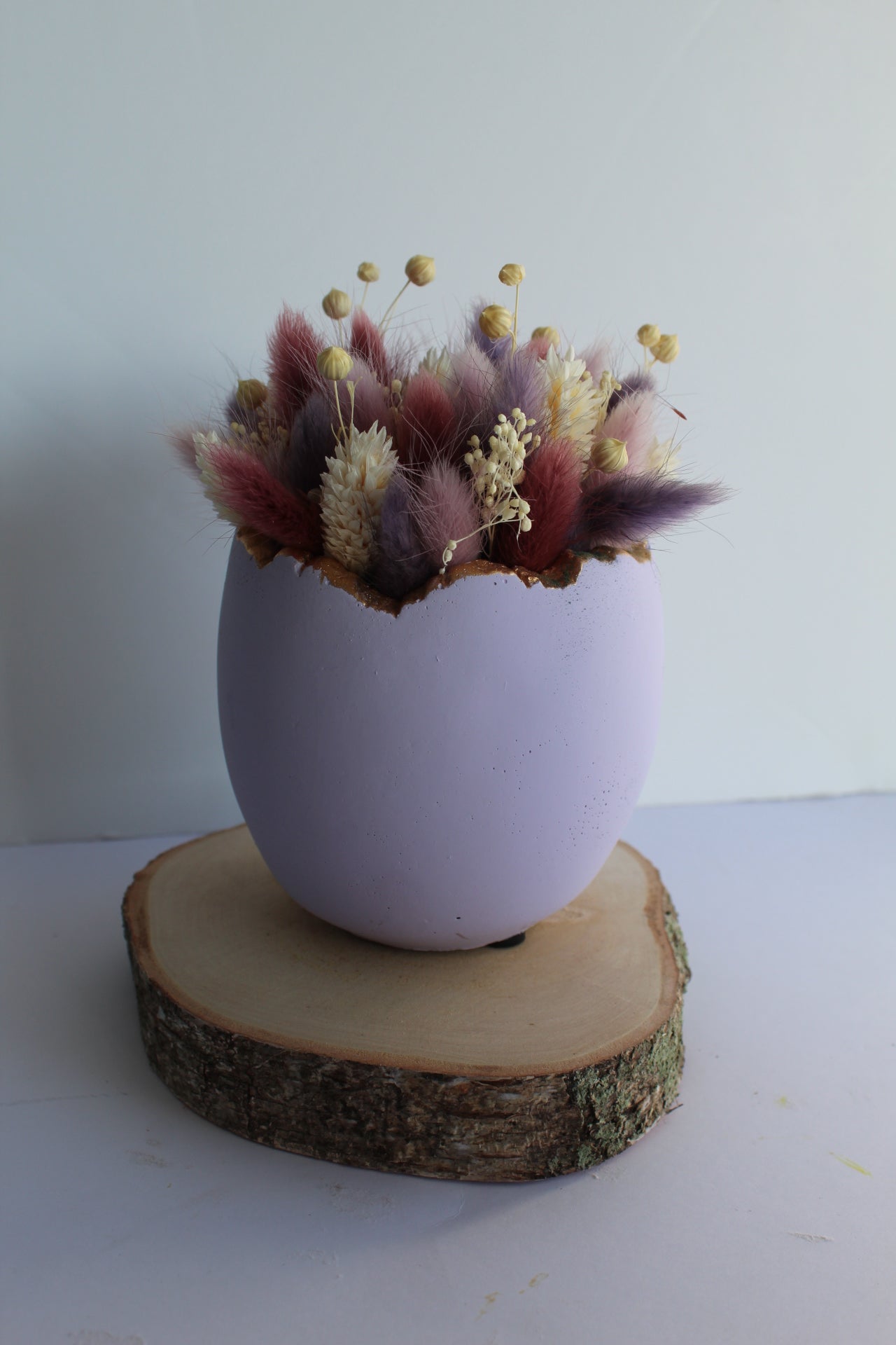Paasei met droogbloemen paars