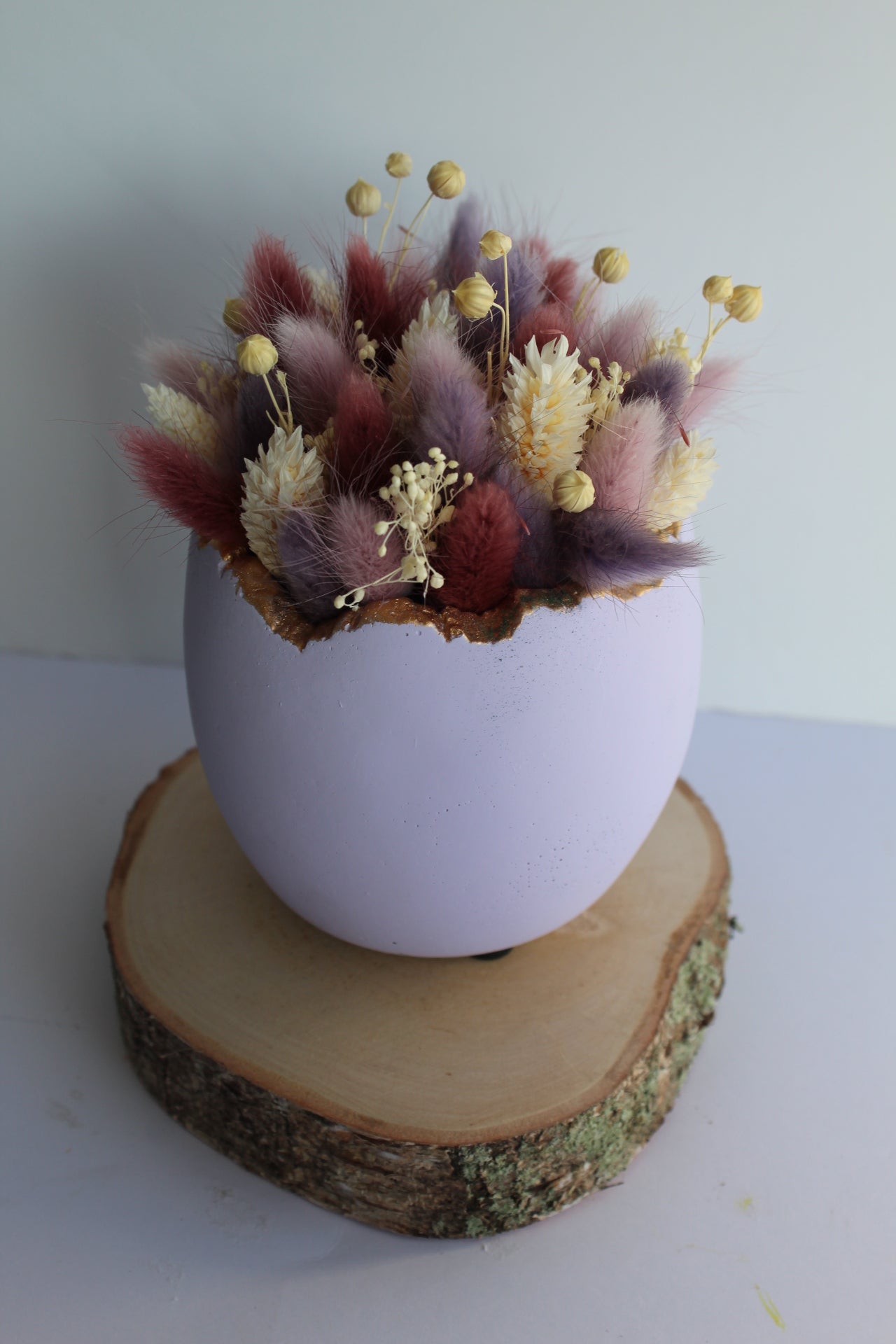 Paasei met droogbloemen paars