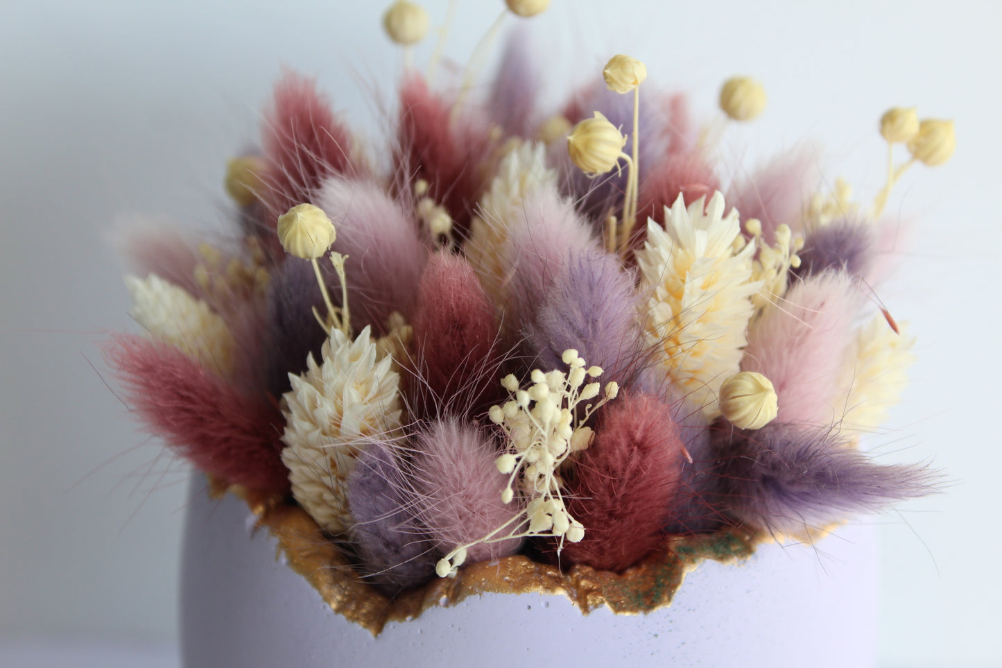 Paasei met droogbloemen paars